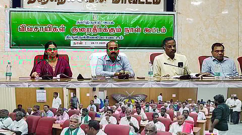  விவசாயிகள் குறைதீா் கூட்டத்தில் பேசுகிறாா் ஆட்சியா் இரா. சுகுமாா்.