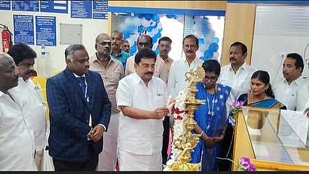  புதிய கிளையைத் திறந்து வைத்து குத்துவிளக்கேற்றிய டி.பி.வி. வைகுண்ட ராஜா. 