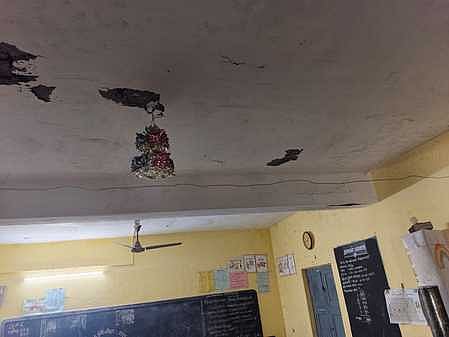 சிறும்பையூரில் சேதமடைந்த நிலையிலுள்ள ஊராட்சி ஒன்றியத் தொடக்கப் பள்ளிக் கட்டடம்.