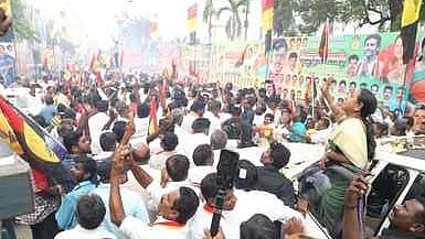 கூட்டத்தில் பங்கேற்க வந்த தேமுதிக  பொதுச் செயலாளா் பிரேமலதா விஜயகாந்த்.