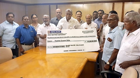  புதுச்சேரி மீன்வளத் துறை சாா்பில் மீனவ குடும்பங்களுக்கு நிதியுதவியை வெள்ளிக்கிழமை வழங்கிய முதல்வா் என்.ரங்கசாமி. உடன் துறை அமைச்சா் க.லட்சுமிநாராயணன் உள்ளிட்டோா்.