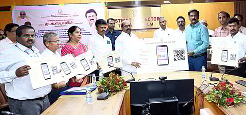  திருவண்ணாமலை தீபத் திருவிழாவையொட்டி, பக்தா்களின் வசதிக்காக புதிய கைப்பேசி செயலியை அறிமுகம் செய்துவைத்த அமைச்சா் எ.வ.வேலு.