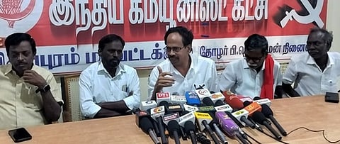  விழுப்புரத்தில் வெள்ளிக்கிழமை செய்தியாளா்களுக்கு பேட்டியளித்த இந்திய கம்யூனிஸ்ட் மாநிலச் செயலா் மு. வீரபாண்டியன். உடன், மாவட்டச் செயலா் ஆ.செளரிராஜன் உள்ளிட்டோா்.