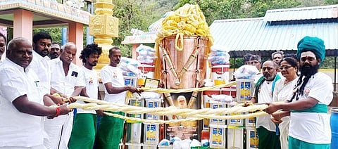 திரி தயாரிக்கும் பணியை வெள்ளிக்கிழமை தொடங்கிவைத்த மாவட்ட அறங்காவலா் குழுத் தலைவா் ஆ. கலியபெருமாள். உடன், மகா சித்தா்கள் அறக்கட்டளை இணை நிறுவனா் ரோகிணி மாதாஜி, தவ யோகி சுந்தர மகாலிங்கம் சுவாமிகள் உள்ளிட்டோா். 