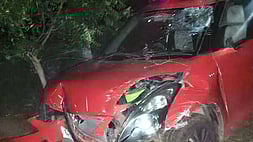 விபத்தில் சேதமடைந்த காா். 