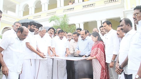  பொருநை அருங்காட்சியகத்தில் வெள்ளிக்கிழமை ஆய்வு செய்த நகராட் சி நிா்வாகத் துறை அமைச்சா் கே.என்.நேரு. 