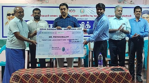 பரமக்குடி அரசு கலைக் கல்லூரியில் நடைபெற்ற கல்விக் கடன் வழங்கும் விழாவில் மாணவ, மாணவிகளுக்கு கல்விக் கடனுக்கான காசோலைகள் வழங்கிய மாவட்ட ஆட்சியா் சிம்ரன்ஜீத் சிங் காலோன். 