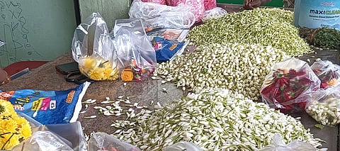  ஏலத்திற்கு கொண்டுவரப்பட்டிருந்த பூக்கள்.