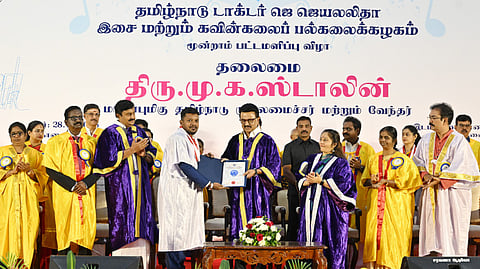 தமிழ்நாடு முதல்வரும், தமிழ்நாடு டாக்டர் ஜெ.ஜெயலலிதா இசை மற்றும் கவின்கலை பல்கலைக்கழகத்தின் வேந்தருமான மு.க.ஸ்டாலின் வெள்ளிக்கிழமை (நவ.28) பல்கலைக்கழகத்தின் மூன்றாம் பட்டமளிப்பு விழாவில், மாணவ, மாணவியர்களுக்கு பட்டங்களை வழங்கினார். 