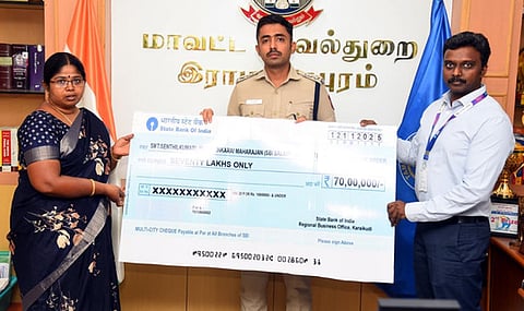  சாலை விபத்தில் உயிரிழந்த காவல் உதவி ஆய்வாளரின் மனைவியிடம் விபத்துக் காப்பீட்டுத் தொகை ரூ. 70 லட்சத்துக்கான காசோலையை மாவட்ட காவல் துறைக் கண்காணிப்பாளா் ஜி. சந்தீஷ் முன்னிலையில் வெள்ளிக்கிழமை வழங்கிய வங்கி அலுவலா். 