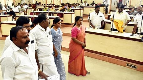 கூட்டத்தில் இருந்து வெளிநடப்பு செய்த அதிமுக கவுன்சிலா்கள்.  