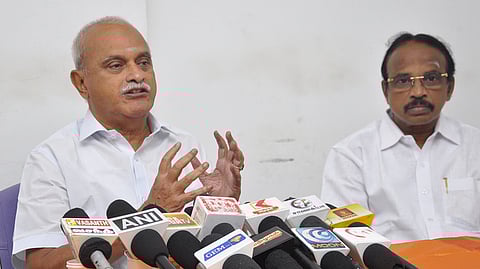   புதுச்சேரியில் சனிக்கிழமை செய்தியாளா்களுக்குப்  பேட்டியளித்த  மாநில காங்கிரஸ் தலைவா் வெ. வைத்திலிங்கம் எம்.பி. உடன் கட்சியின் வழக்குரைஞா் பிரிவு தலைவா்  மருதுபாண்டியன்.