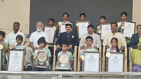  பழனியில் வெள்ளிக்கிழமை நடைபெற்ற யோகாசன போட்டிகளில் சோழா உலக சாதனை தனித்திறன் போட்டிகளில் வெற்றி பெற்று பரிசுகளை வென்ற மாணவ, மாணவிகள். 