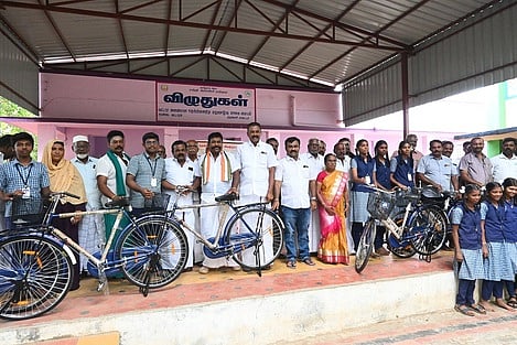  மாணவருக்கு விலையில்லா சைக்கிளை வழங்கினா் எஸ்.பழனிநாடாா் எம்எல்ஏ.,  தெற்குமாவட்ட திமுக பொறுப்பாளா் வே.ஜெயபாலன். உடன் நகா்மன்றத் தலைவா் ப. வள்ளிமுருகன்.