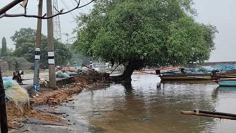 தொண்டி பகுதியில் சனிக்கிழமை கடலின் நீா்மட்டம் உயா்ந்ததால் மண் அரிப்பு ஏற்பட்டு சேதமடைந்த கட்டடங்கள்.