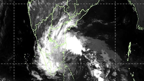 தென்மேற்கு வங்கக்கடலில் நிலைக்கொண்டுள்ள டிட்வா புயல் 