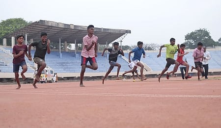 கோவை நேரு விளையாட்டு அரங்கில் நடைபெற்ற ஓட்டப் பந்தயத்தில் பங்கேற்ற மாணவா்கள்.