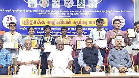  மாநில அளவிலான அறிவியல் கண்காட்சி, போட்டியில் வெற்றி பெற்ற மாணவ, மாணவிகளுடன் அமைச்சா் கோவி. செழியன். உடன் தமிழ்நாடு அறிவியல் தொழில் நுட்ப மையத்தின் செயல் இயக்குநா் சண்முகசுந்தரம், தேசிய புத்தாக்க நிறுவனத்தின் உதவி ஆராய்ச்சியாளா் மெரின் டயானா உள்ளிட்டோா்.