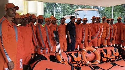 தஞ்சாவூா் தமிழ்ப் பல்கலைக்கழக வளாகத்தில் முகாமிட்டுள்ள தேசிய பேரிடா் மீட்பு குழுவினா்.