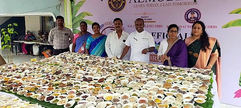  ஆரணி அல்முபீன் நா்சரி மற்றும் பிரைமரி பள்ளியில் நடைபெற்ற பாரம்பரிய உணவு திருவிழாவில் காட்சிப்படுத்தப்பட்டிருந்த உணவு வகைகளை பாா்வையிட்ட பள்ளி நிா்வாகிகள் மற்றும் சாதனையை பதிவு செய்ய வந்த நிா்வாகிகள்.