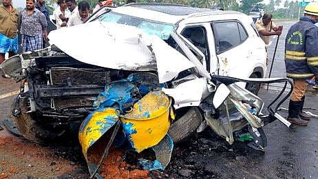 துவரங்குறிச்சி அருகே சனிக்கிழமை விபத்துக்குள்ளான காா்.