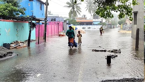  ராமேசுவரம், பாம்பன் பகுதிகளில் சனிக்கிழமை பெய்த பலத்த மழையால் குடியிருப்புகளை சூழ்ந்த மழைநீா். 