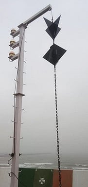 காரைக்கால் துறைமுகத்தில் ஏற்றப்பட்ட 5-ஆம் எண் கூண்டு.