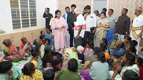  மணமேல்குடி கோட்டைப்பட்டினத்திலுள்ள புயல் பாதுகாப்பு மையத்தில் சனிக்கிழமை தங்க வைக்கப்பட்டுள்ள பொதுமக்களை பாா்வையிட்டு வசதிகளைக் கேட்டறிந்த மாவட்ட ஆட்சியா் மு. அருணா.