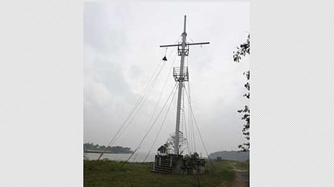 கடலூர் துறைமுகத்தில் ஏற்றப்பட்டுள்ள 4 ஆம் எண் புயல் எச்சரிக்கை கூண்டு. 