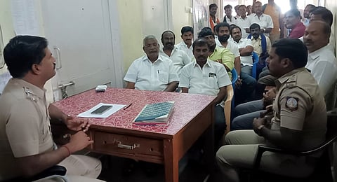 கலந்துரையாடல் கூட்டத்தில் பேசிய சாலவாக்கம் காவல் ஆய்வாளா் பாலச்சந்திரன்.