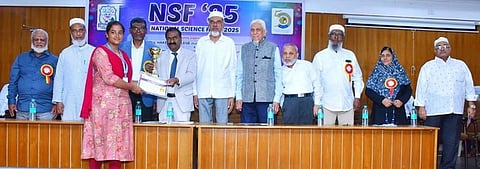  மாணவிக்குப்  பரிசு  வழங்கிய  விஞ்ஞானி கே.அப்துல்  ஹக்கீம்,  பேராசிரியா்  எஸ்.வின்சென்ட். 