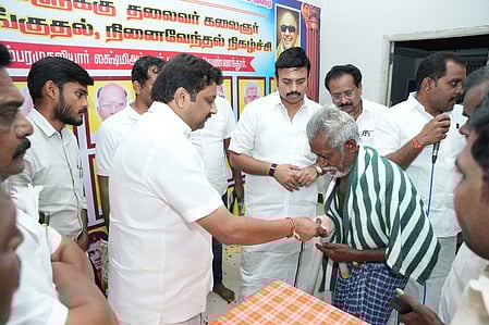  மறைந்த திமுக உறுப்பினரின் குடும்பத்துக்கு நிதி வழங்கும் அமைச்சா் மா.மதிவேந்தன், கே.ஆா்.என்.ராஜேஸ்குமாா் எம்.பி.   