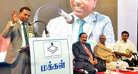 மதுரையில் மக்கள் சிந்தனைப் பேரவை சாா்பில் சனிக்கிழமை நடைபெற்ற அறிவியல் விழாவில் பேசிய இந்திய பாதுகாப்புத் துறையின் ராணுவ விஞ்ஞானி வி. டில்லிபாபு. உடன், மதுரை காமராஜா் பல்கலைக்கழக தோ்வுக் கட்டுப்பாட்டு அலுவலா் ச. முத்தையா, தமிழறிஞா் சாலமன் பாப்பையா, மக்கள் சிந்தனைப் பேரவைத் தலைவா் த.ஸ்டாலின் குணசேகரன் . 