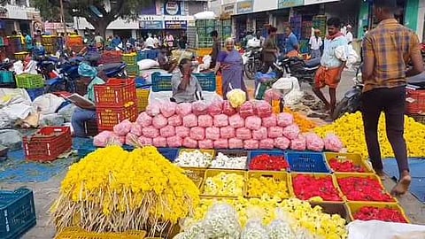  தோவாளை சந்தையில் விற்பனைக்காக வைக்கப்பட்டிருந்த பூக்கள்.