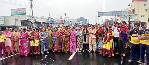 தாராபுரத்தில் சாலை மறியலில் ஈடுபட்ட மாணவா்களின் பெற்றோா்.