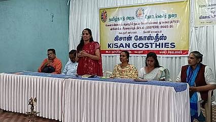 கூடலூா் பகுதி விவசாயிகளுக்கு தோட்டக்கலைத் துறை சாா்பில் வெள்ளிக்கிழமை நடைபெற்ற முகாமில் பேசிய தோட்டக்கலை உதவி இயக்குநா் பி.எஸ்.ஐஸ்வா்யா.