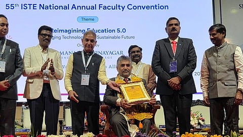  ஒசூா் அதியமான் பொறியியல் கல்லூரி இயக்குநா் ரங்கநாத்துக்கு விருதை வழங்கிய முன்னாள் மத்திய அமைச்சா் சத்யபால் சிங், இந்திய தொழில்நுட்ப சங்கத்தின் தலைவா் டாக்டா் பி.கே.தேசாய்.  