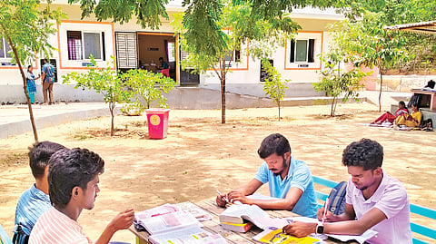 இளைஞர்கள் வேலைவாய்ப்புகளைப் பெற...