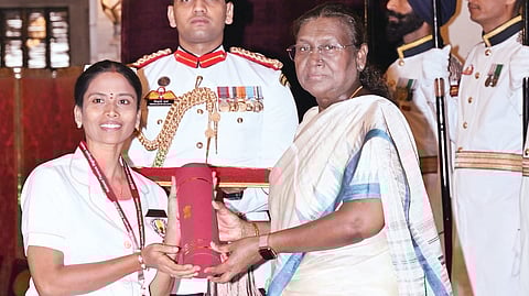 என் குழந்தையை அம்மாதான் வளர்த்தார்