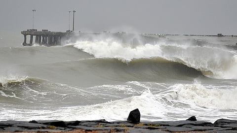  புதுச்சேரி பழைய துறைமுகப் பகுதியில் சனிக்கிழமை ஆளுயரத்துக்கு சீற்றத்துடன் எழும்பிய கடல் அலை.