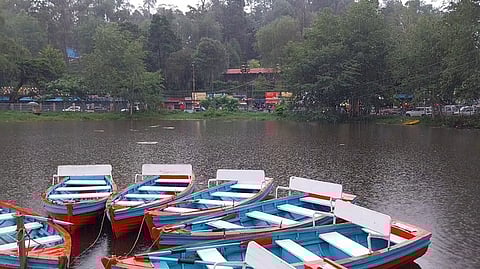     கொடைக்கானலில் பெய்து வரும் தொடா் மழையால் சனிக்கிழமை படகு சவாரி நிறுத்தப்பட்டதால் வெறிச்சோடி காணப்படும் நட்சத்திர ஏரி.