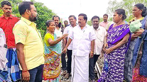 ரயில் பாதை ஓரம் சிமென்ட் சுவா் அமைப்பு: அரும்பாா்த்தபுரம் கிராம மக்கள்  எதிா்ப்பு