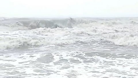  வேளாங்கண்ணியில் சீற்றத்துடன் காணப்பட்ட கடல்.