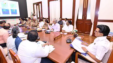 சென்னையில் 215 நிவாரண மையங்கள்! ஒரு லட்சம் பால் பவுடா், உணவுப் பொருள்கள் தொகுப்பு தயாா்!