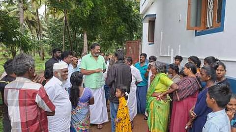  சாலை வசதி செய்து கொடுத்த எம்எல்ஏ-வுக்கு நன்றி தெரிவித்த பொதுமக்கள்.

