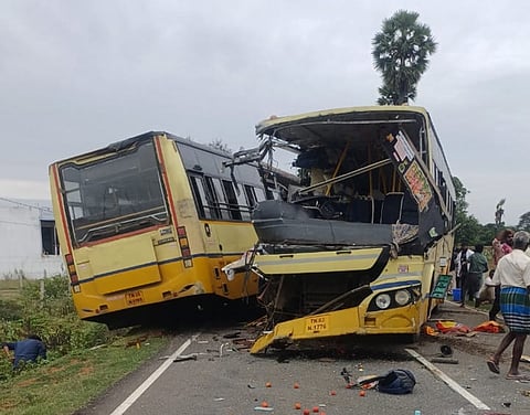 திருப்பத்தூர் அருகே அரசுப் பேருந்துகள் நேருக்கு நேர் மோதிய விபத்தில் பேருந்தில் இருந்து 11 பேர் பலியாகினர்.