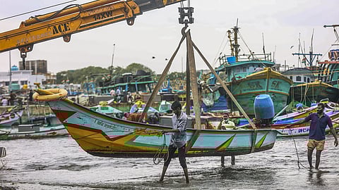 புயலால் பாதுகாப்பான பகுதிகளுக்கு எடுத்துச்செல்லப்படும் படகுகள்