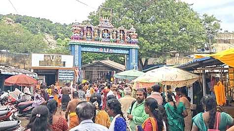 சோளிங்கா் மலைக்கோயிலுக்கு படிகள் வழியே மலைஏறிச் செல்ல ஞாயிற்றுக்கிழமை குவிந்த பக்தா்கள்.