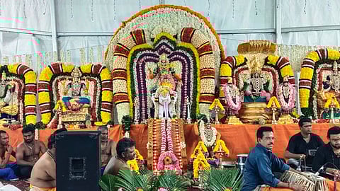 சிறப்பு அலங்காரத்தில்  ஐயப்பன், சிவன், பாா்வதி, விநாயகா், முருகா் உள்ளிட்ட உற்சவா்கள்.