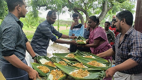 ராமநாதபுரம் அருகேயுள்ள வாணி கிராமத்தில் செய்யது ஹாதி ஒலியுல்லா பள்ளிவாசலில் ஞாயிற்றுக்கிழமை நடைபெற்ற கந்தூரி கறி விருந்து விழா.